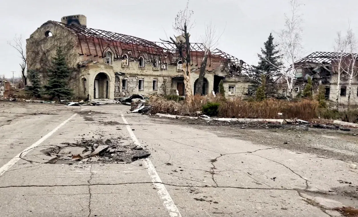 Одно из зданий Свято-Успенского Николо-Васильевского монастыря во время войны в Донбассе