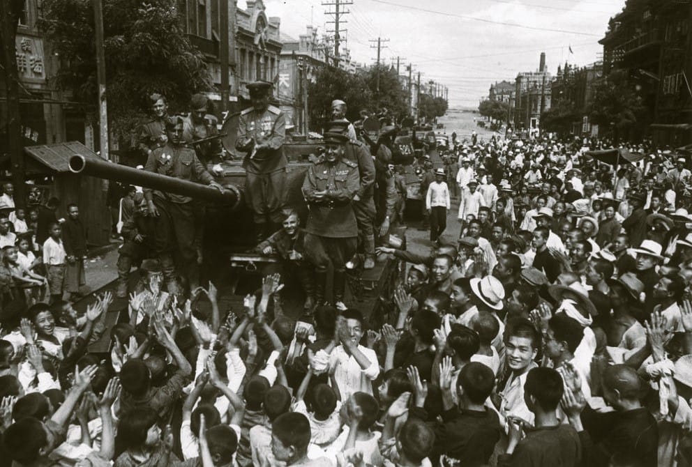 Harbin, August 1945. The local population joyfully welcomes the Soviet sailors who liberated them from the Japanese militarists. The author of the photo is Evgeny Khaldey. Copyright holder Anna Khaldei