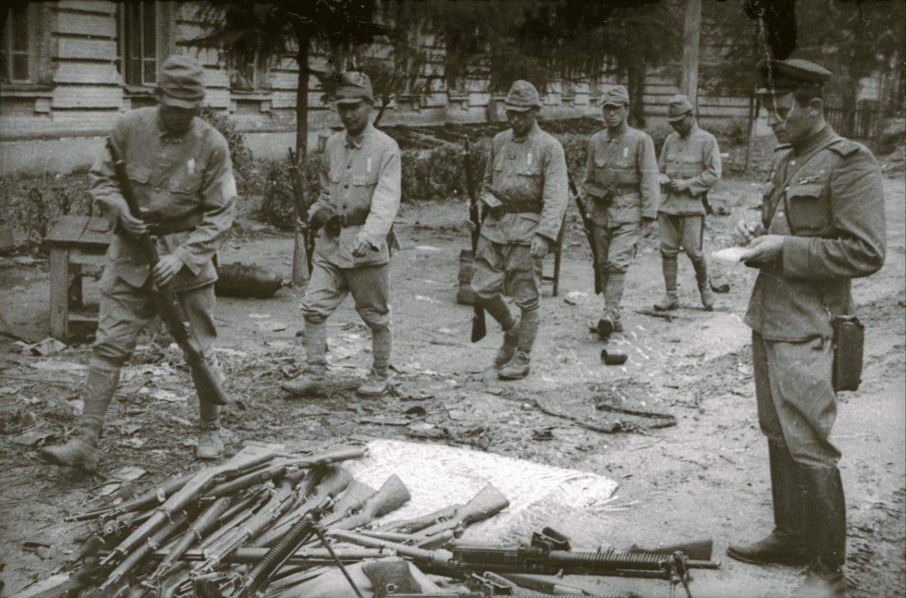 Харбин, август 1945 г. Разоружение японских военных. Автор фото Евгений Халдей. Правообладатель Анна Халдей