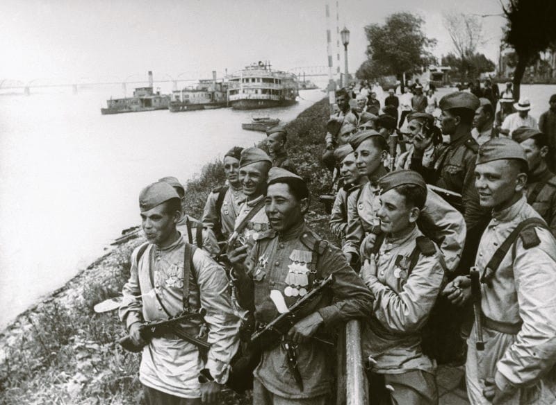 Советские солдаты на набережной реки Сунгари в Харбине, 28.08.1945. Автор фото Евгений Халдей. Правообладатель Анна Халдей