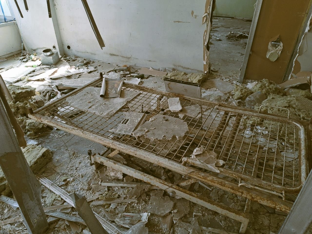 Остов кровати на территории аэропорта. К кровати приковывали наручниками и использовали ее для пыток пленного (Фото – Андрей Журавлёв)